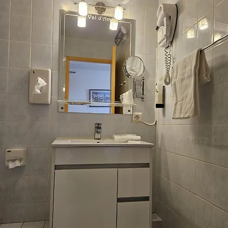Отель Logis Hotel-restaurant Le Val D'amby 3*